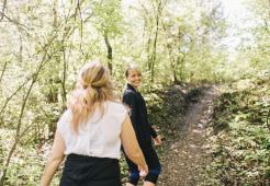 Deux femmes marchant dans la forêt ensemble